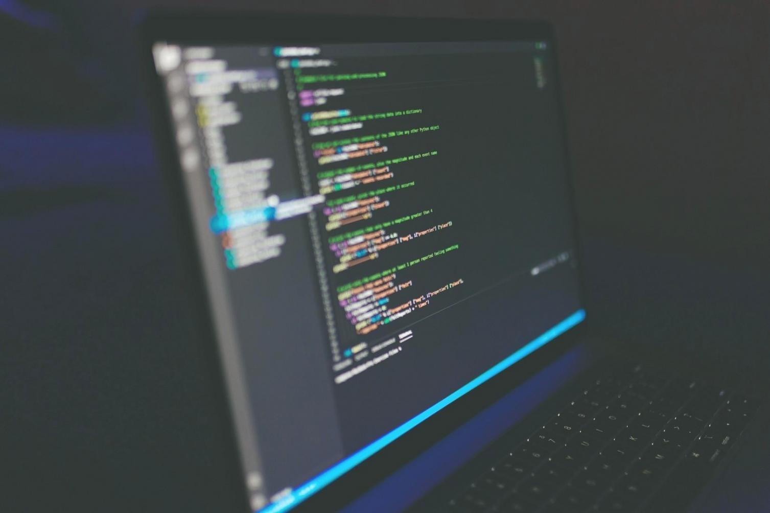 Studierende beim gemeinsamen Arbeiten an einem Spielprojekt